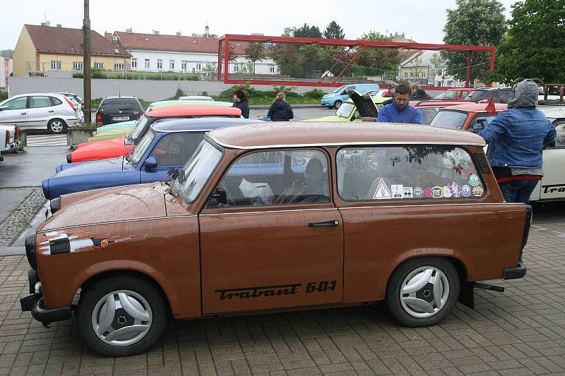 Na blanenském náměstí Republiky se konal tradiční sraz aut značky Trabant. Už po dvanácté.