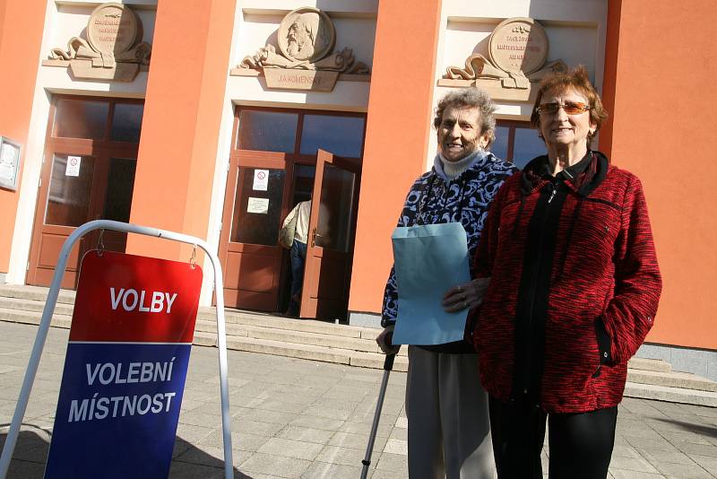 V prvních hodinách komunálních voleb měli na Blanensku největší zastoupení v účasti senioři.