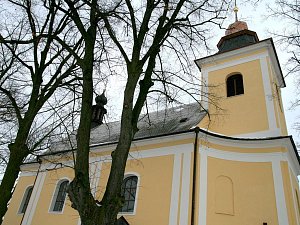 Kostel v Deštné nahradil původní kostelík, který v obci stával ještě před třicetiletou válkou. Ilustrační fotografie.