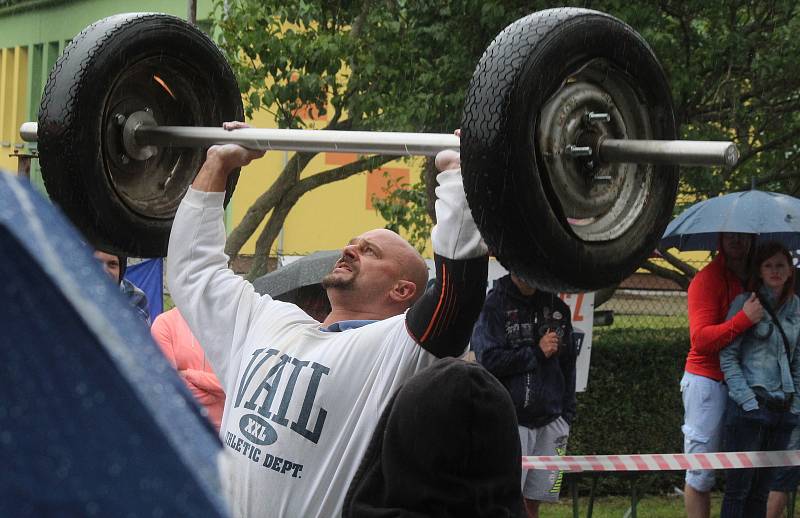 Siláci tahali v Šošůvce auto a převraceli obří pneumatiky.