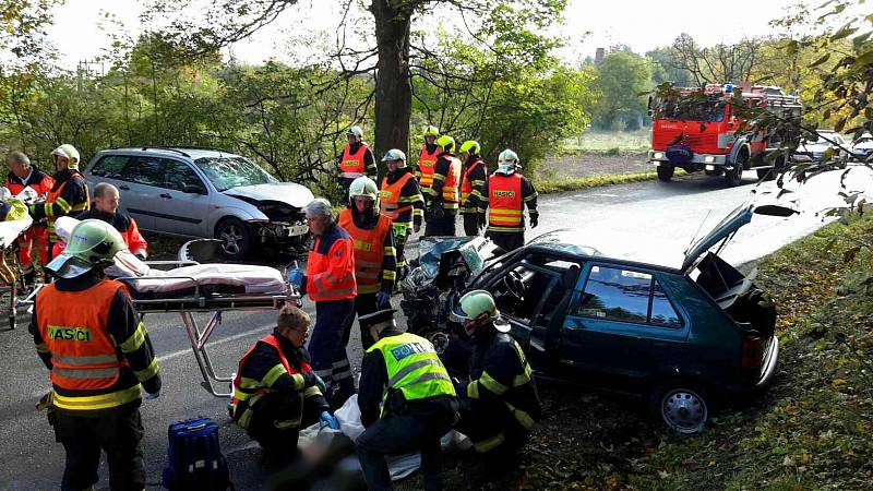 Dvě nabouraná auta, dva zranění. Taková je bilance nehody, která se stala v sobotu krátce po deváté hodině ráno u Ostrova u Macochy.