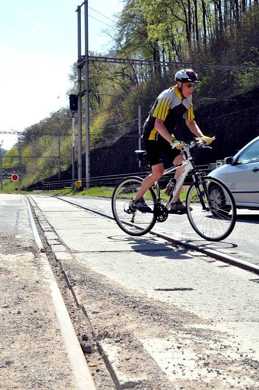Cyklisté v Adamově mají problémy s obnovenou železniční vlečkou.