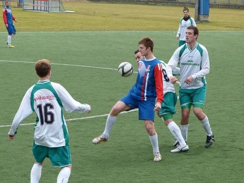 Divizní Blansko (v modrém) vyhrálo v přípravě čtvrtý zápas ze šesti odehraných utkání. O víkendu porazilo 1:0 lídra krajského přeboru Tatran Bohunice. Jedinou branku zápasu vstřelil hostující Chloupek. Blansko přišlo o zraněného obránce Buchtu.