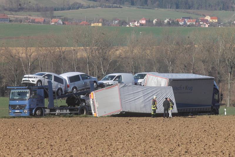 Kvůli silným poryvům větru bourala nedaleko čerpací stanice v Krhově dvě nákladní auta.