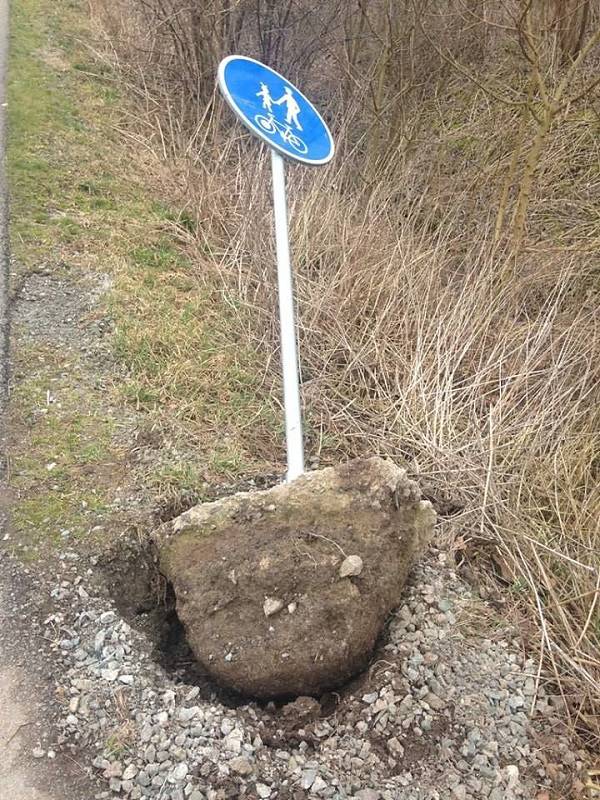 Ohnuté, vytrhané dopravní značení. Cyklostezka na Mladkov po víkendu vypadá, jako by se tudy prohnal severák. 