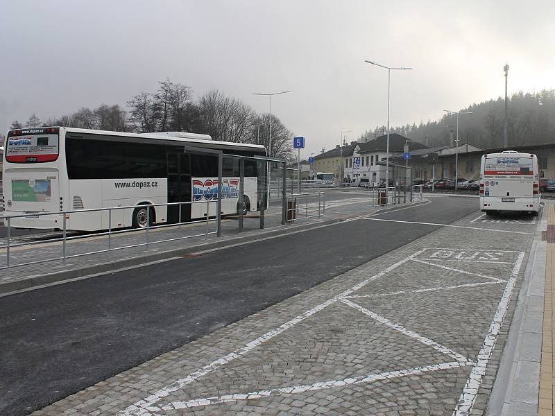 Nové autobusové nádraží v Letovicích je bezbariérové se zázemím pro řidiče i cestující. Je na něm devět odjezdových stání a jedno příjezdové, výstupní. Zatím je však prázdné a autobusy dál kličkují v ucpané Nádražní ulici.