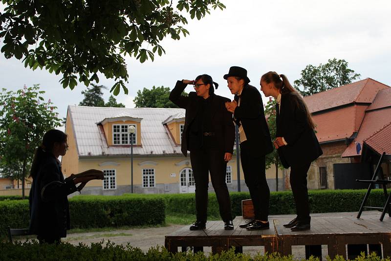 Žáci Literárně - dramatického oboru si po dlouhé pauze zase mohli zahrát.