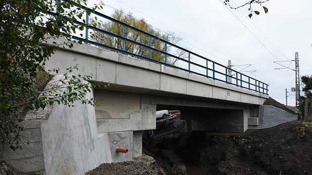 Práce na železničním mostu v blanenské Dolní Lhotě.