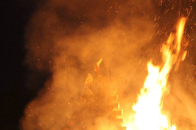 V Kuničkách plála sedmimetrová vatra.