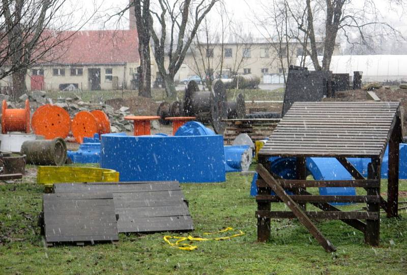 Blanenští biketrialisté budují trial park na Sportovním ostrově Ludvíka Daňka. Dřevěnou halu však staví bez povolení.