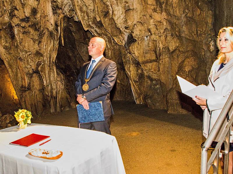 Otužilci a zimní plavci Martin a Lucie Hanáčkovi měli svatbu v jeskyni ve Sloupu na Blanensku. Po obřadu si šli s přáteli zaplavat do zatopeného lomu v Šošůvce.