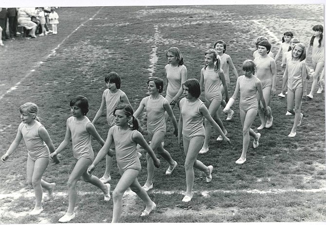 ŠOŠŮVKA 1975. Cvičenkyně po vystoupení na hřišti v Šošůvce v roce 1975.