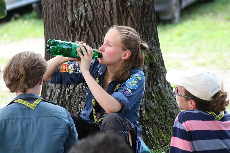 Padesátka švédských skautů dorazila k blanenskému zámku. Putovali po dvojicích pěšky Českou republikou.