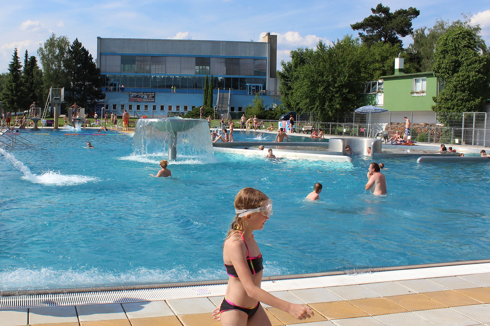 V pondělí do bazénu? Většina akvaparků v kraji zůstane ještě zavřená -  Brněnský deník