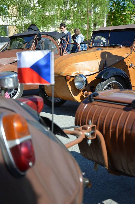 Řidiči legendárních tříkolových vozítek s plátěnou karoserií přijeli o víkendu do Boskovic na tradiční jarní sraz Velorexů. Již podvacáté. 