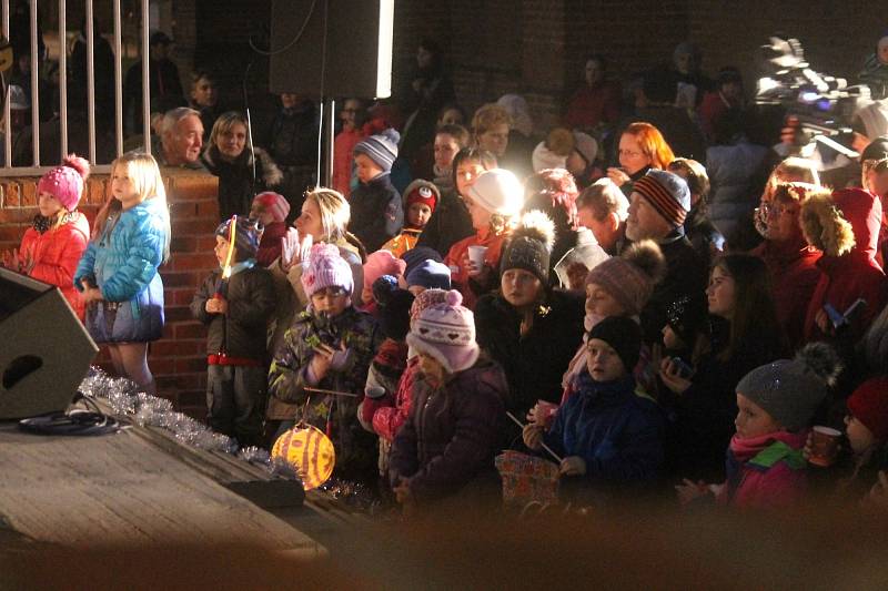 Adamovští rozsvítili vánoční strom. Večerní oblohu ozářil i ohňostroj.