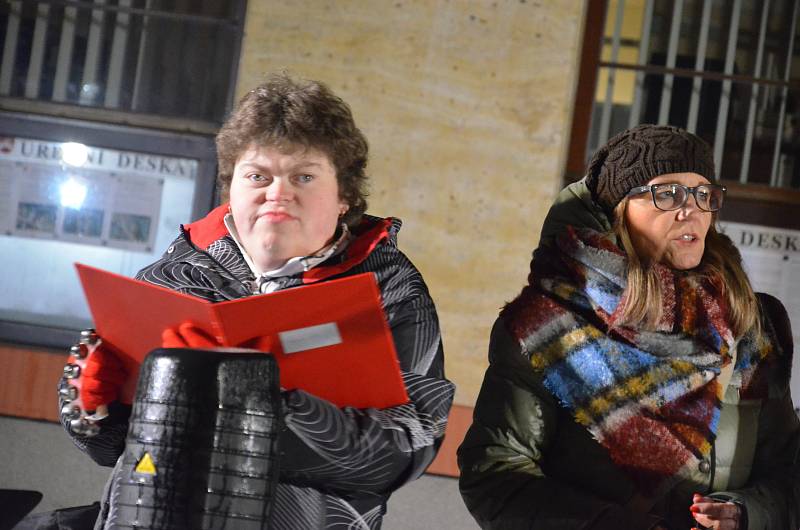 Na Masarykově náměstí v Boskovicích zpívalo koledy pod vánočním stromečkem asi sto padesát lidí.