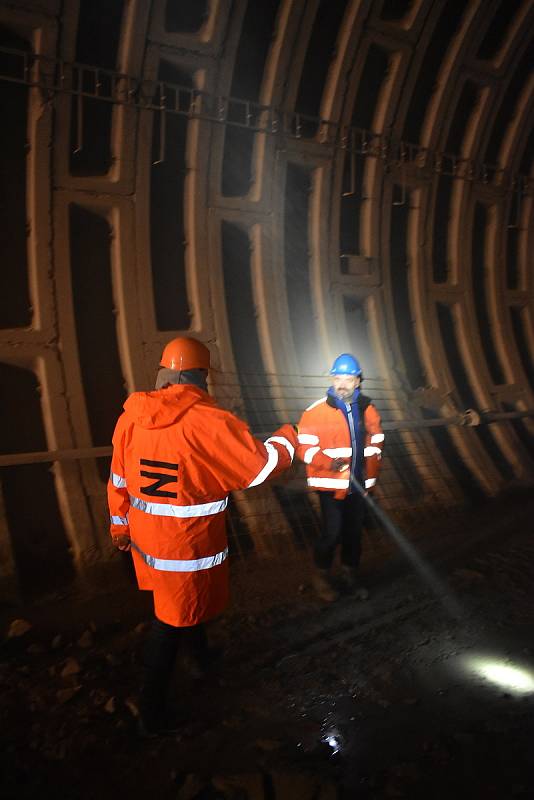 Pod Novým hradem rozšiřují původní tunel. Na skálu použijí také trhavinu.