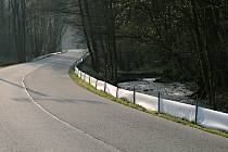 Zábrany u silnice v Josefovském údolí mezi Adadmovem a Křtinami chrání žáby při jejich jarním tahu.