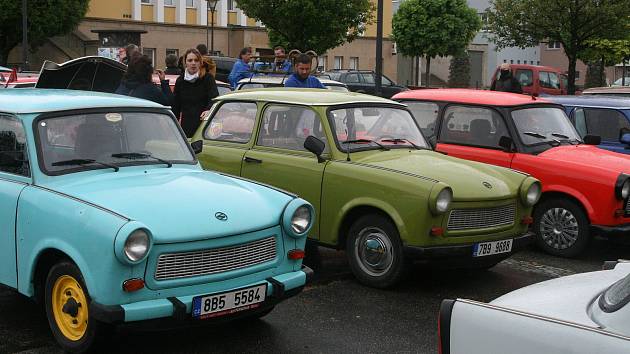 Na blanenském náměstí Republiky se konal tradiční sraz aut značky Trabant. Už po dvanácté.