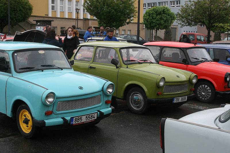 Na blanenském náměstí Republiky se konal tradiční sraz aut značky Trabant. Už po dvanácté.