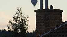 Čtvrteční podvečerní průlet balonů nad Blanskem.