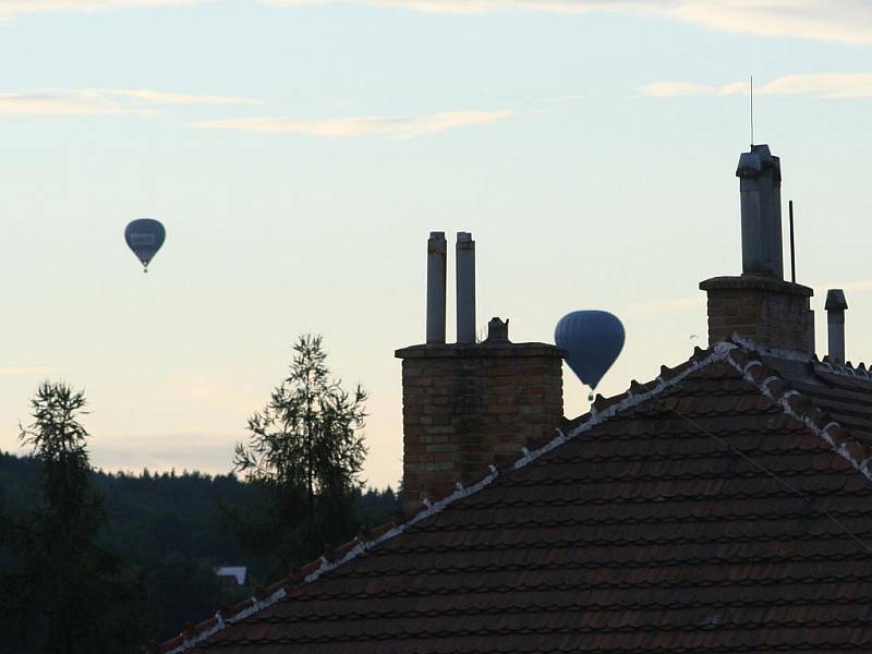 Čtvrteční podvečerní průlet balonů nad Blanskem.