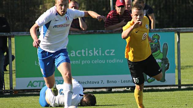 Souboj nováčků Moravskoslezské fotbalové ligy v Rosicích vyhráli domácí (žluté dresy). Gólem Malaty porazili Blansko 1:0.
