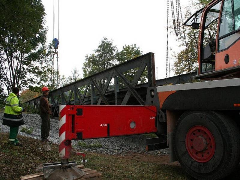 Přes stopadesát let starý Ježkův most v Blansku už nestojí na svém původním místě. Dělníci odříznuli most z původních pilotů a začali s jeho přesunem na břeh řeky Svitavy. Šestapadesátitunový kolos musel ustoupit protipovodňovým úpravám na říčním korytě