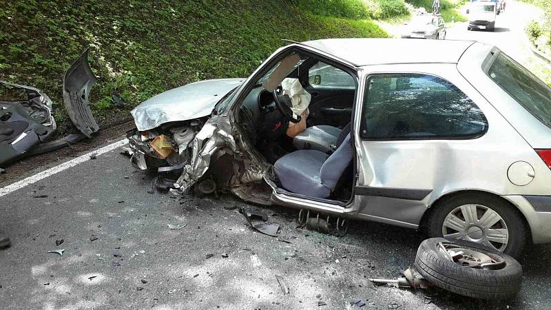 Dvě osobní auta havarovala krátce před sobotním polednem mezi Černou Horou a Žernovníkem na Blanensku. Zaklíněného řidiče přijeli vyprostit profesionální hasiči.