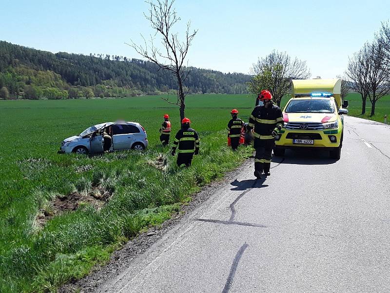 Havarované osobní auto skončilo na poli u Vážan.