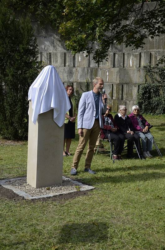 Třicet let. Téměř polovinu života spojil akademický sochař Karel Otáhal s Velkými Opatovicemi na Blanensku. Zde před půl stoletím také zemřel. Místní mu u příjezdovém cesty v parku poblíž tamního zámku nedávno odhalili pomník.