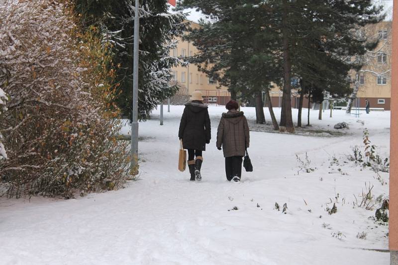 V neděli večer začalo i na Blanensku sněžit a sněhové závěje rostly celou noc. K žádným větším komplikacím však prozatím nedošlo.