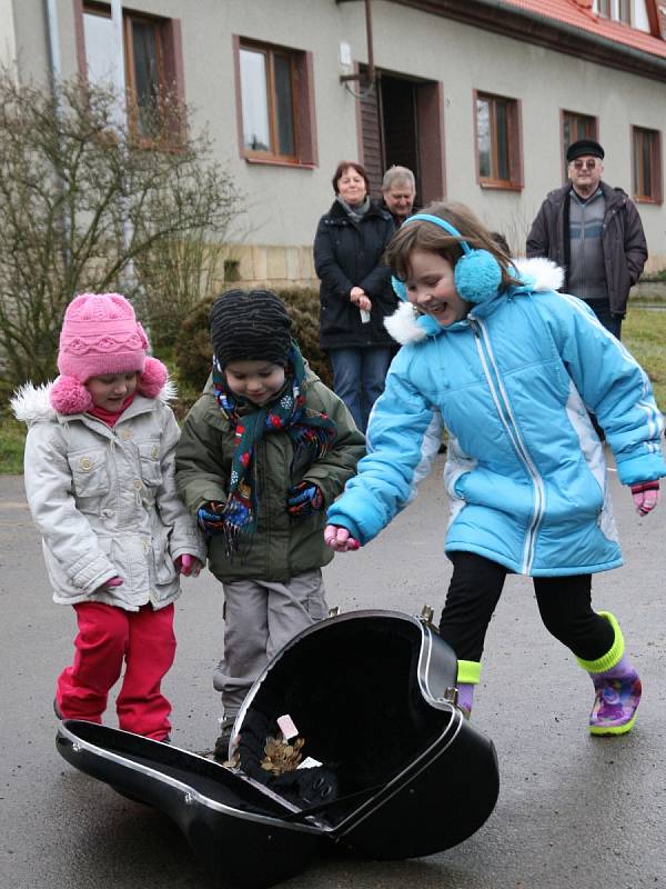 Dechový orchestr Malá Haná zahrál vánoční koledy v osmnácti obcích na Boskovicku a Svitavsku. Například v Cetkovicích.