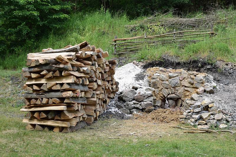 U Staré huti nedaleko Adamova v pondělí nadšenci a odborníci zapálili milíř. Během týdne v něm pomalým hoření vznikne dřevěné uhlí. Stejným způsobem ho používali naši předci.