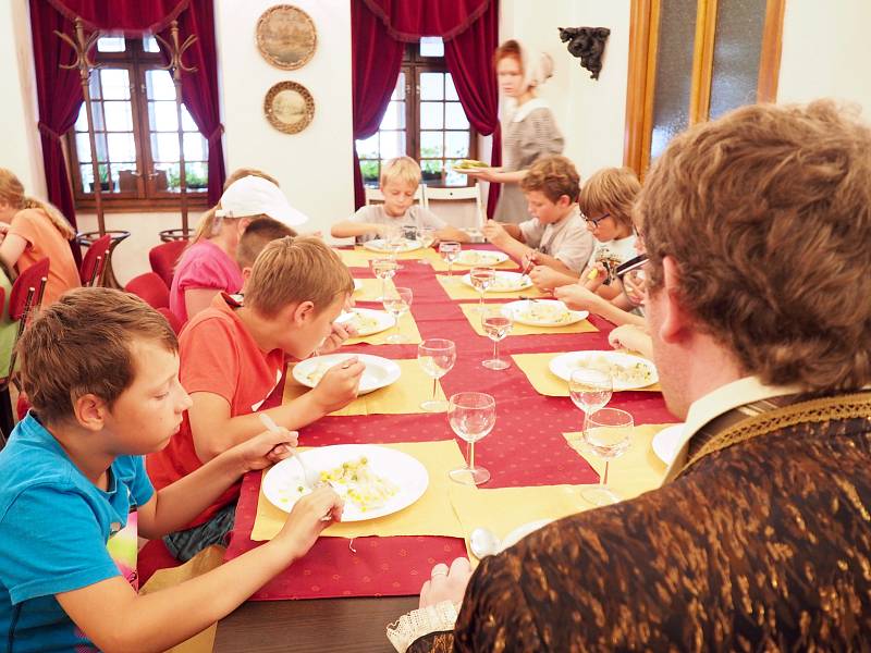 Dvaadvacet dětí prožilo ze čtvrtka na pátek nevšední dobrodružství. Přenocovaly totiž v prostorách blanenského zámku, kde sídlí Muzeum Blanenska.