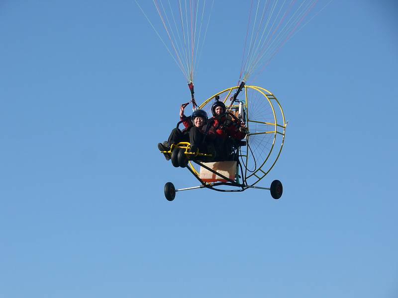 Adamovský farář Pavel Lazárek se léta věnuje létání na motorovém paraglidovém křídle. To později vyměnil za motorové rogalo. Foto: se souhlasem Pavla Lazárka