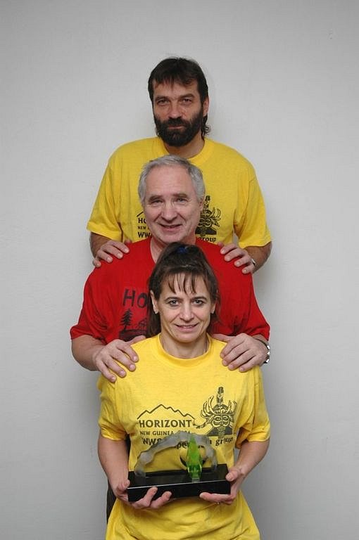 Alena Žákovská, Jan Popelka a Milan Daněk přivezli cenu za fillm z Nové Guineje.