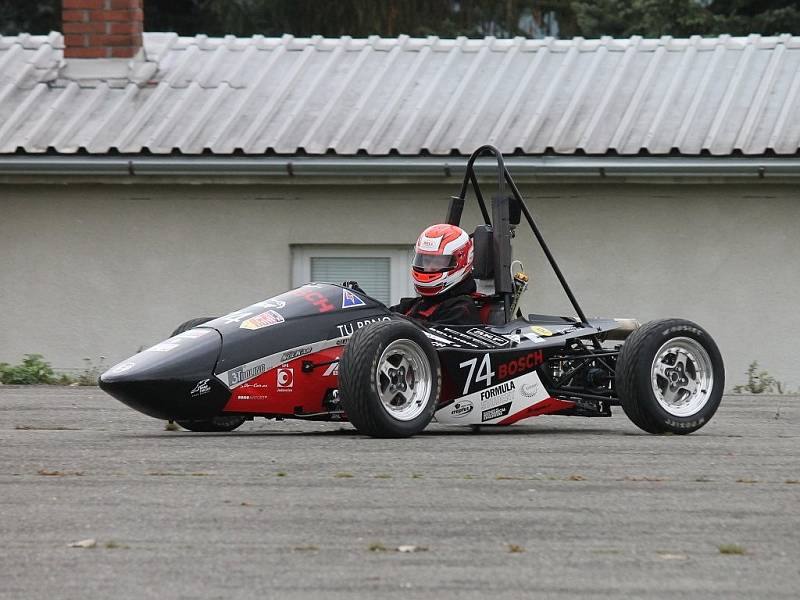 DRAGON II. Studenti VUT Brno soutěží s formulí v projektu Formule student. Už postavili dva prototypy závodních strojů. Formuli Dragon II předvedli v Jedovnicích. Letos s ní odjeli tři závody.