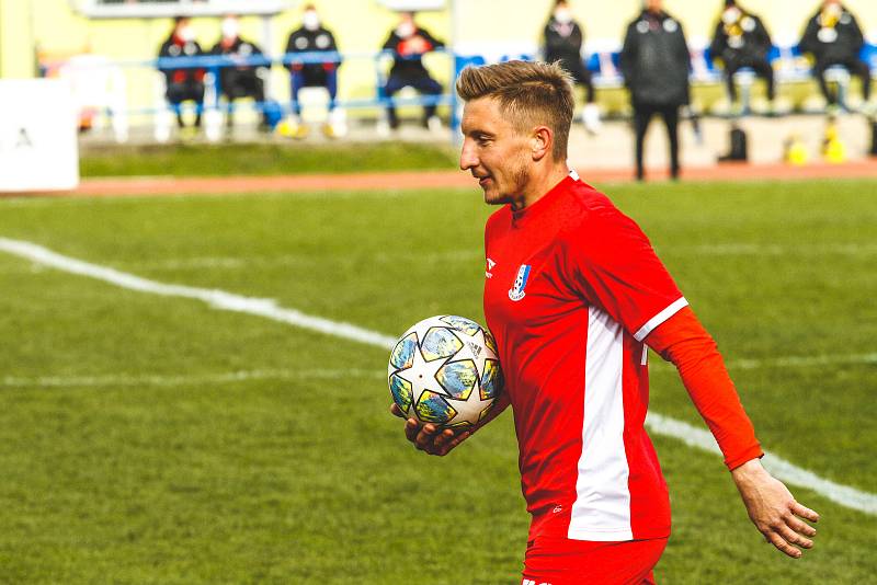 Blanenští fotbalisté (v červeném) zvítězili na domácím hřišti s Varnsdorfem 2:0.