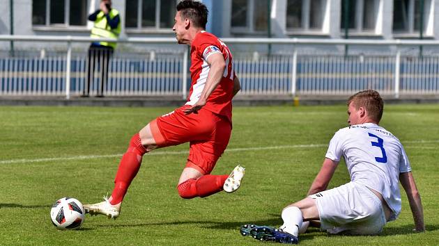 Blanenští fotbalisté (v červeném) podlehli Frýdku-Místku na jeho hřišti 2:4.