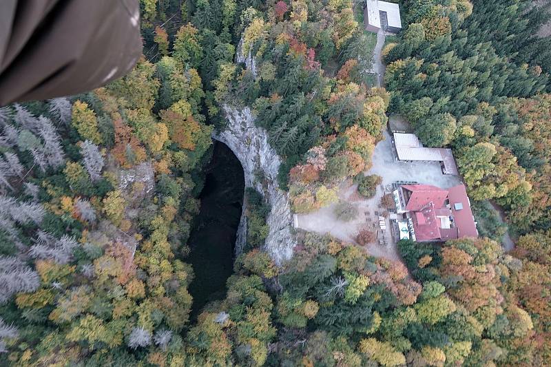 Ve vzduchu potkal motorový paraglidista Petr Buchta z Adamova horkovzdušný balon a vyfotografoval Macochu.