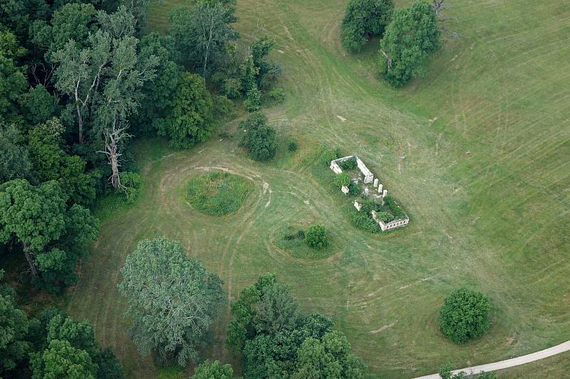 Paraglidista Petr Buchta z Adamova na Blanensku tentokrát vyměnil krásy Moravského krasu z ptačí perspektivy za kraj vinic, řeky Dyje a jezer pod Pálavou. Poznáte, nad kterými místy na Břeclavsku a v Rakousku létal? Se svolením Petra Buchty