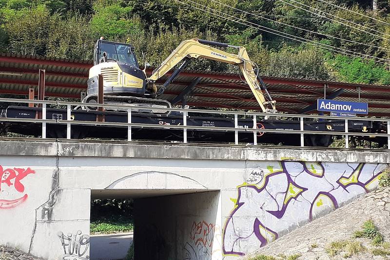 Trať v okolí Adamova obsadila těžká technika. Blíží se roční výluka.