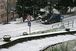 Blanensko v pondělí ráno zasypal sníh. V ulicích však dlouho nevydržel. Majitelé skiareálů zatím čekají na mráz, aby mohli začít zasněžovat.