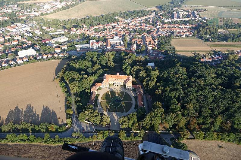 Vyzkoušejte si vzdušný kvíz. Poznáte místa na Blanensku z ptačí perspektivy, nad kterými létal adamovský paraglidista Petr Buchta?