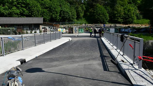 Přes říčku Bělou postavili v Boskovicích nový most. Otevřený bude od pondělí.