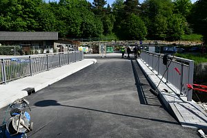 Přes říčku Bělou postavili v Boskovicích nový most. Otevřený bude od pondělí.