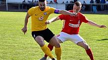 V utkání prvních dvou celků tabulky divizní skupiny D prohráli fotbalisté Slovanu Rosice (žluté dresy) s lídrem FK Blansko 1:3.