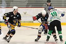 V posledním letošním utkání krajské ligy porazili hokejisté Sokola Březina (černé dresy) na domácím vyškovském ledě HC Štika Rosice 8:2.